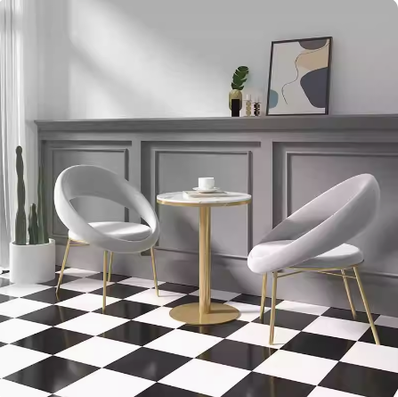 Sedia Merlino rivestita in tessuto vellutato grigio chiaro, dimensioni 90x65x65