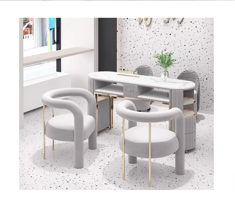 Sedia curva in velluto grigio chiaro