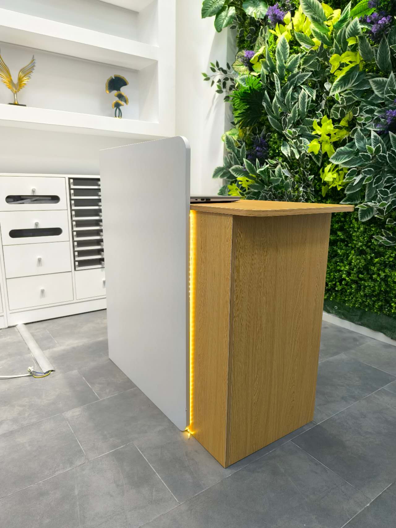 Bancone cassa piccolo e moderno Dotato di luci LED Cassetti con serratura per garantire la sicurezza degli oggetti di valore Ideale per negozi centri estetici e parrucchieri.Color bianco 95*45*100/140