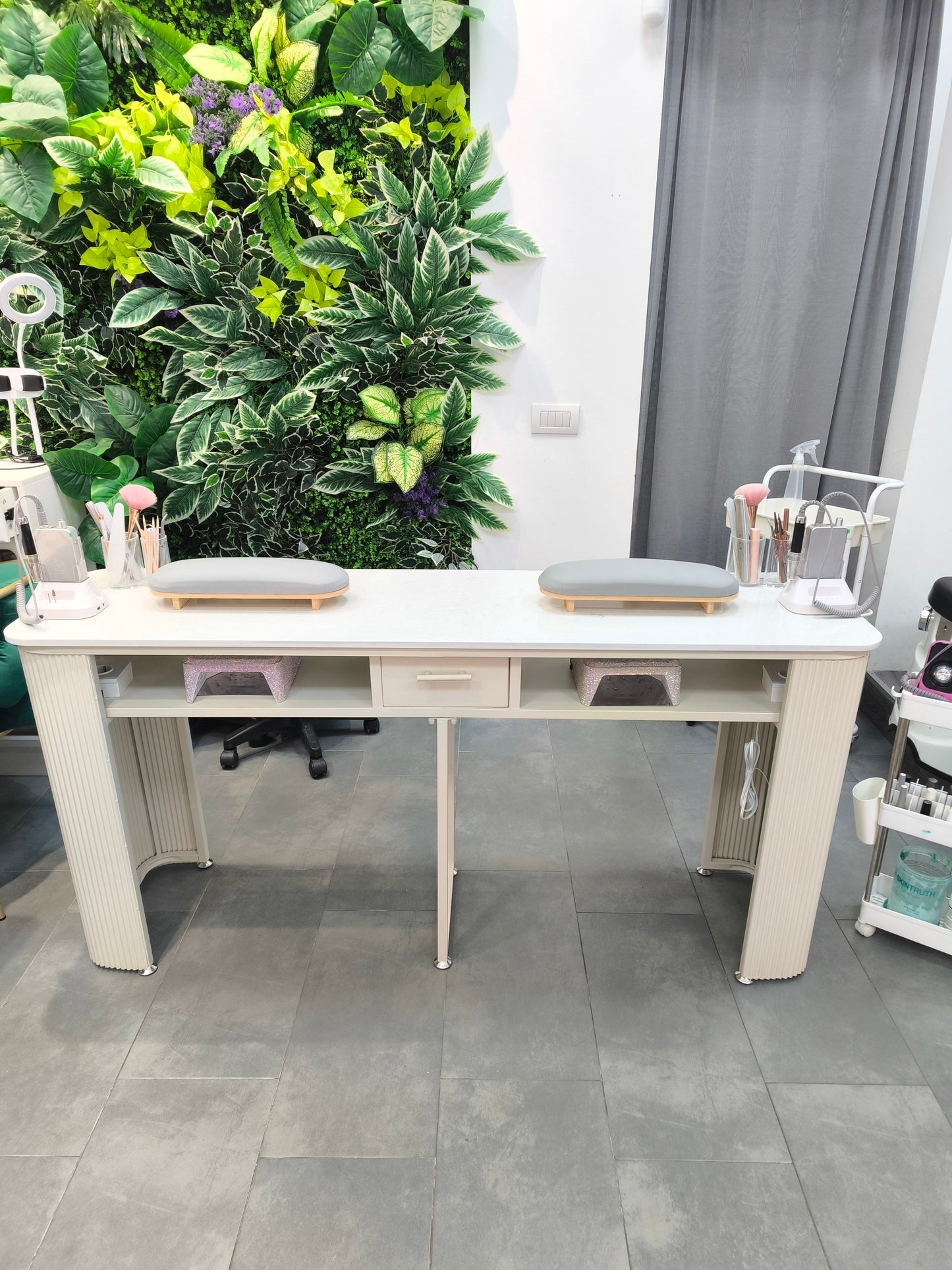 Tavolo per manicure di design｜Piano in marmo × Gambe in ferro a strisce｜Postazione professionale per salone di bellezza