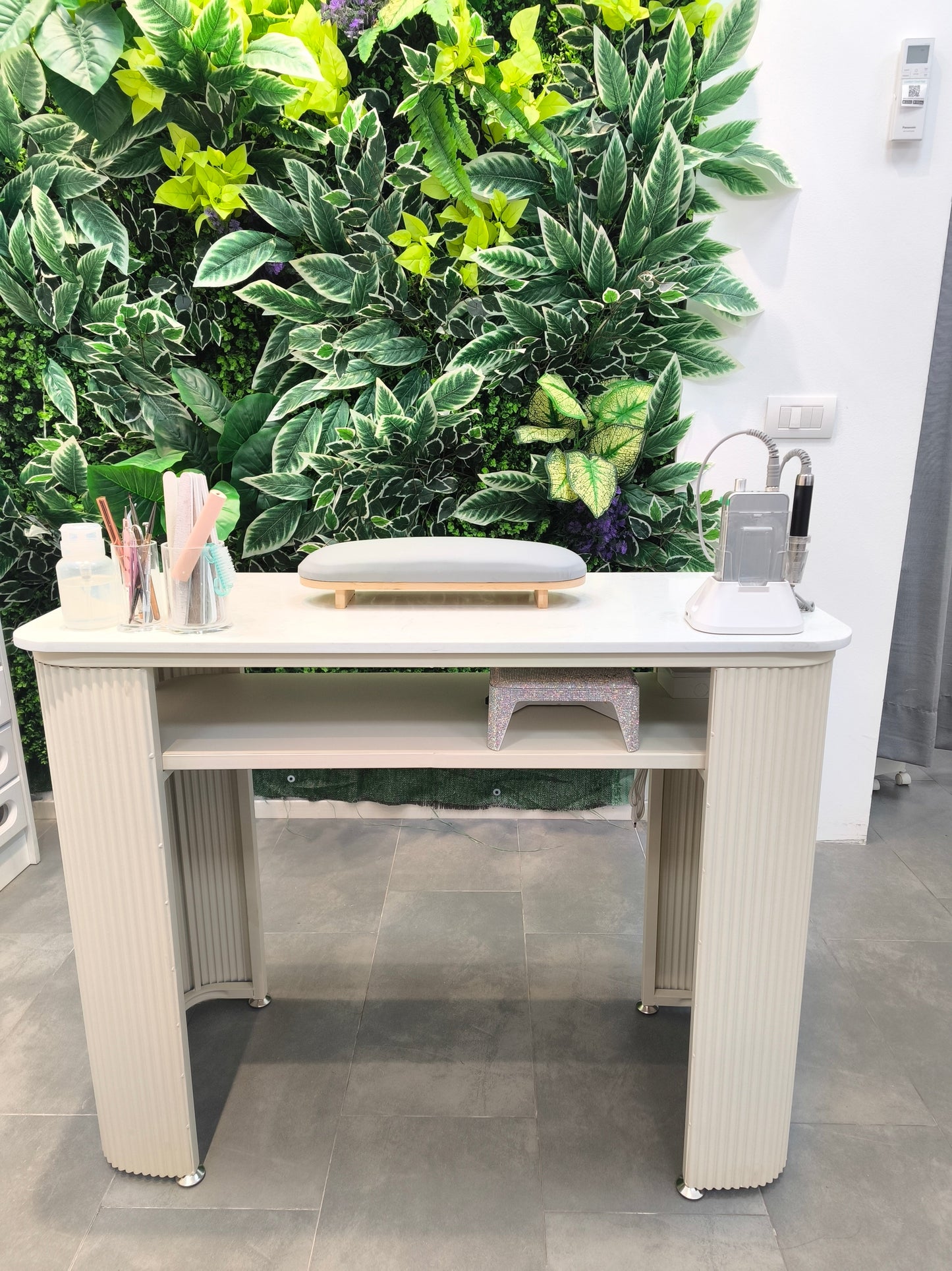 Tavolo per manicure di design｜Piano in marmo × Gambe in ferro a strisce｜Postazione professionale per salone di bellezza