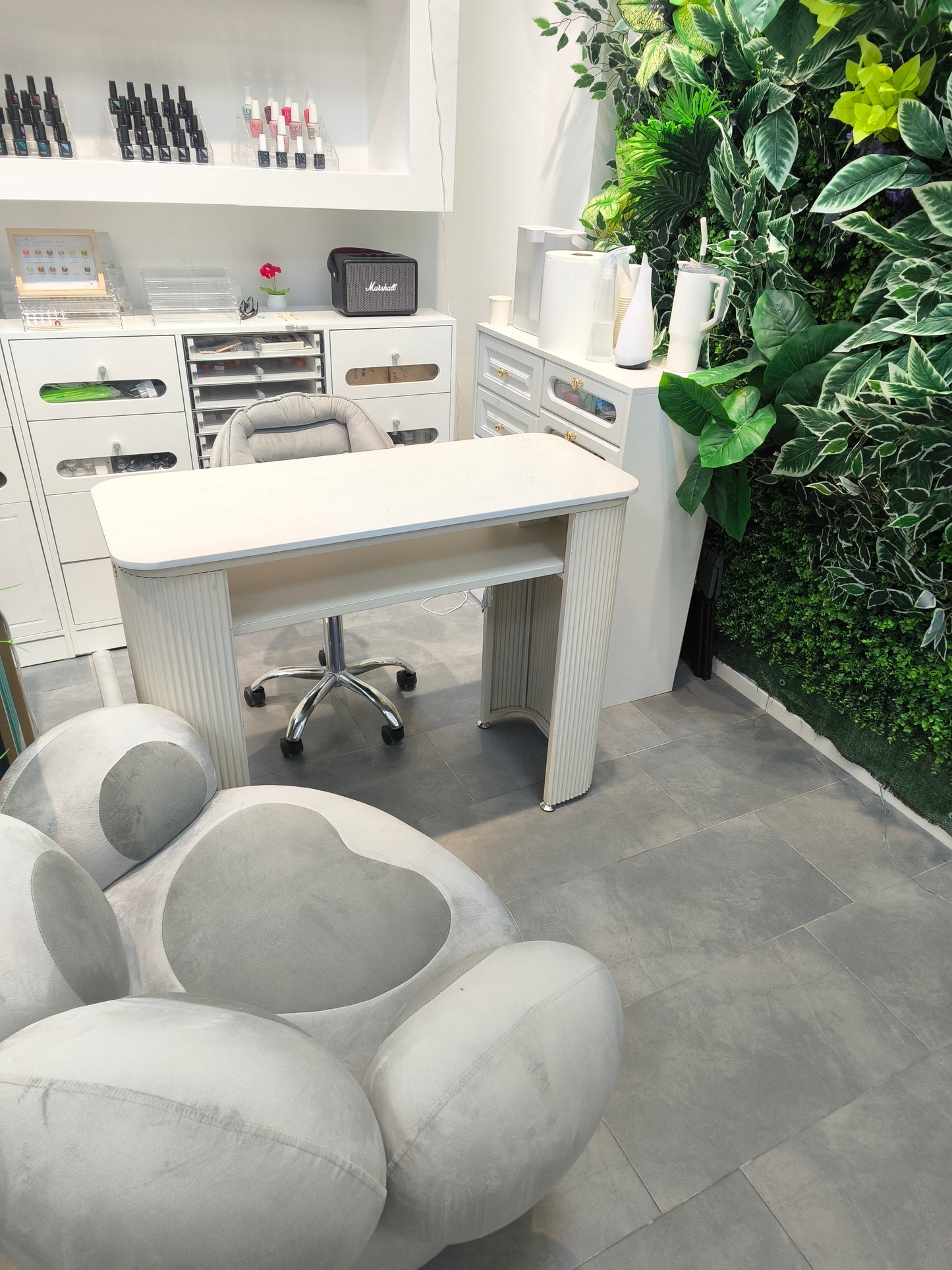 Tavolo per manicure di design｜Piano in marmo × Gambe in ferro a strisce｜Postazione professionale per salone di bellezza