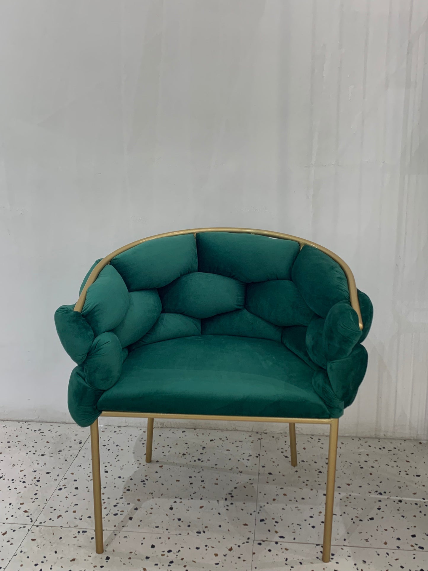 Poltrona "Pallone da Calcio" con Rivestimento in Tessuto Peluche Grigio e Base in Ferro Dorato - Dimensioni 67x59x75