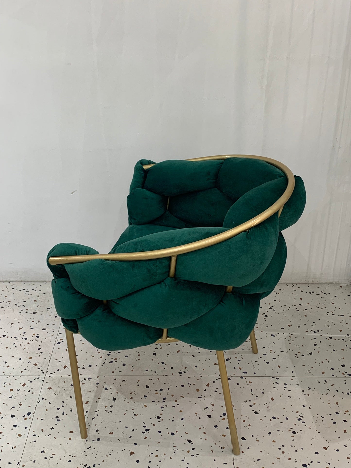 Poltrona "Pallone da Calcio" con Rivestimento in Tessuto Peluche Grigio e Base in Ferro Dorato - Dimensioni 67x59x75