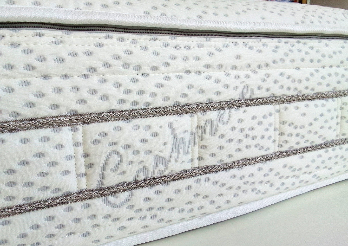 Materasso Semirigido a molle insacchettate e memory H28 cm lato estivo e Invernale - SATURNO